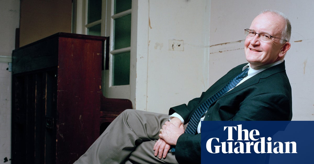 Trigger warnings risk ‘mollycoddling’ theatre audiences, says Tony-winning director