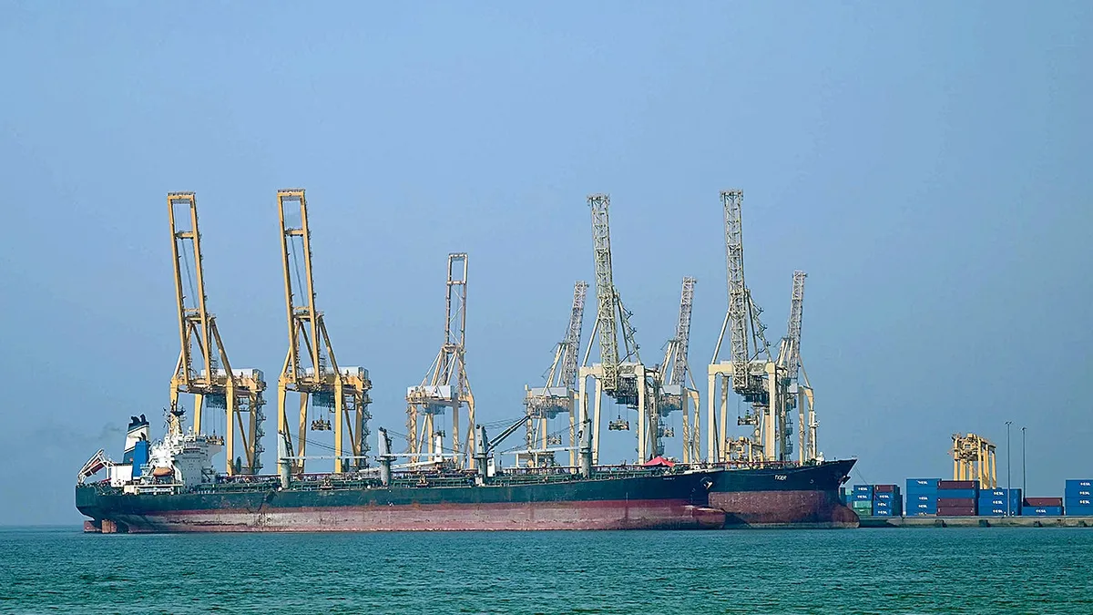 Iran seizes oil tankers, threatens 'massacre' in Strait of Hormuz, hours before US talks