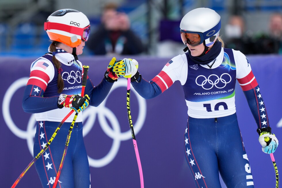 Lindsey Vonn tests injured left knee in Olympic downhill training, pumps fist after successful run