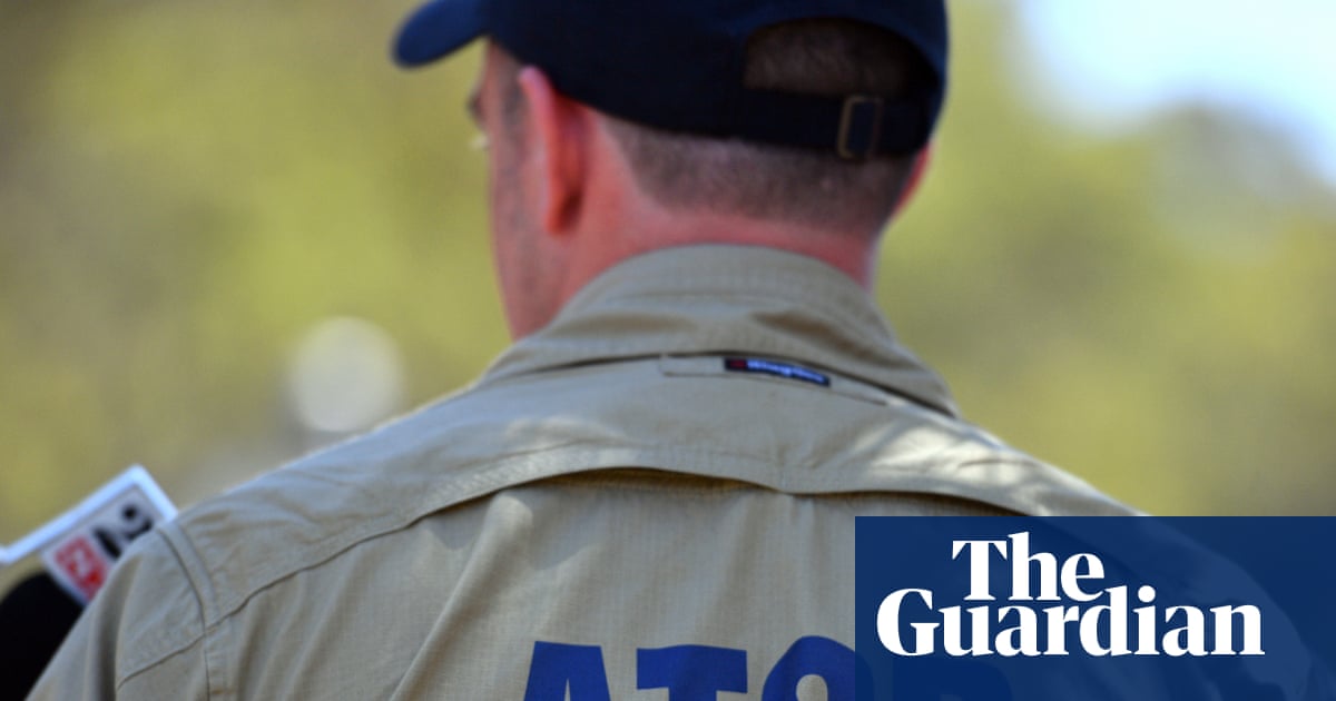 Three dead after light plane crashes into ocean off South Australian beach