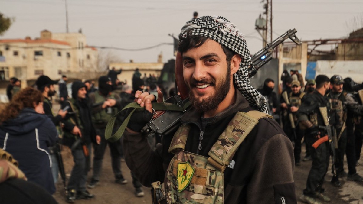 US transfers ISIL detainees to Iraq as northeast Syria base draws down