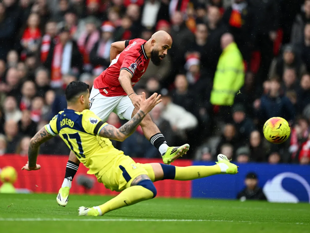 Carrick extends winning run as Man United beat 10-man Tottenham 2-0