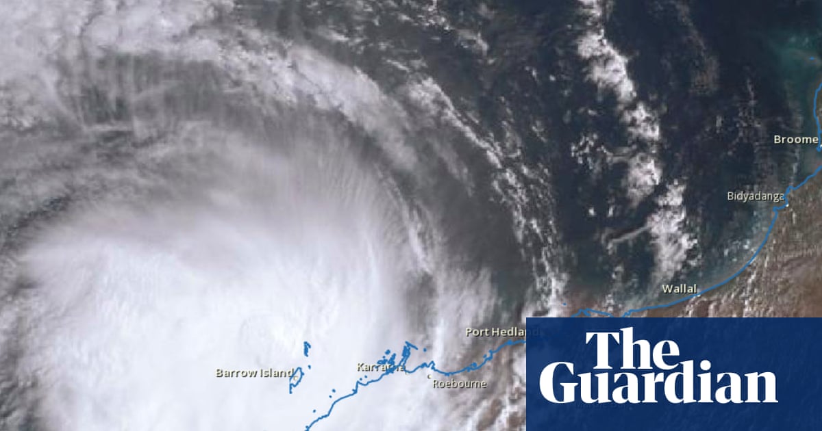 Emergency warnings along north-west WA coast as Tropical Cyclone Mitchell approaches as category 3 storm