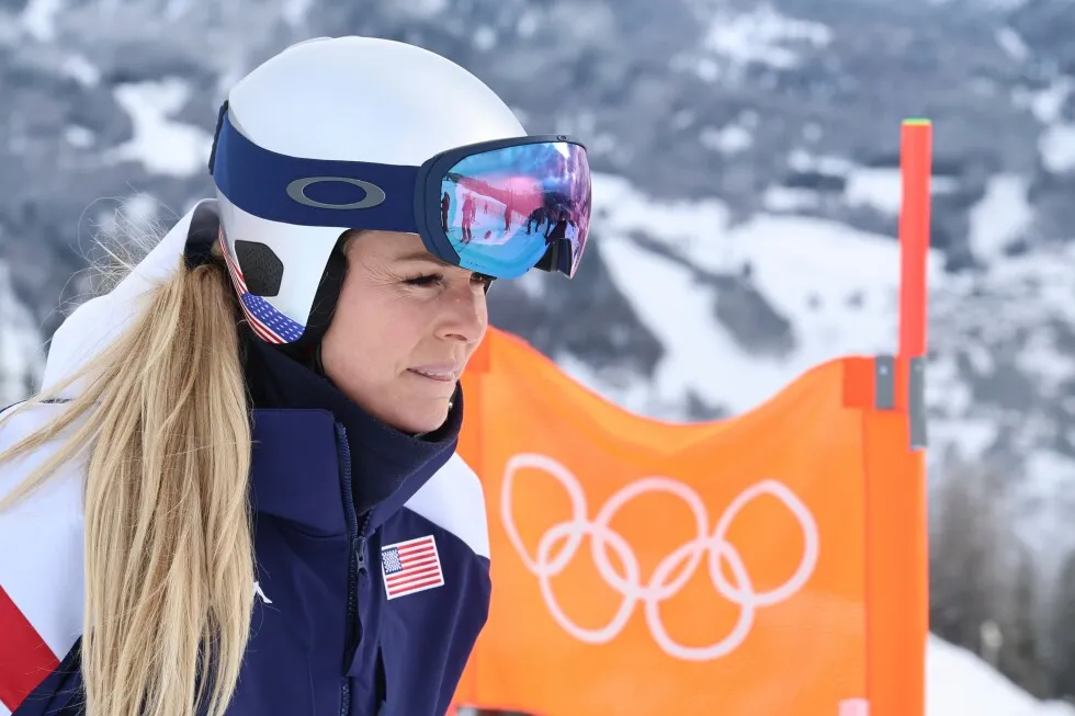 Lindsey Vonn’s choice to race Olympic downhill on injured knee questioned after crash