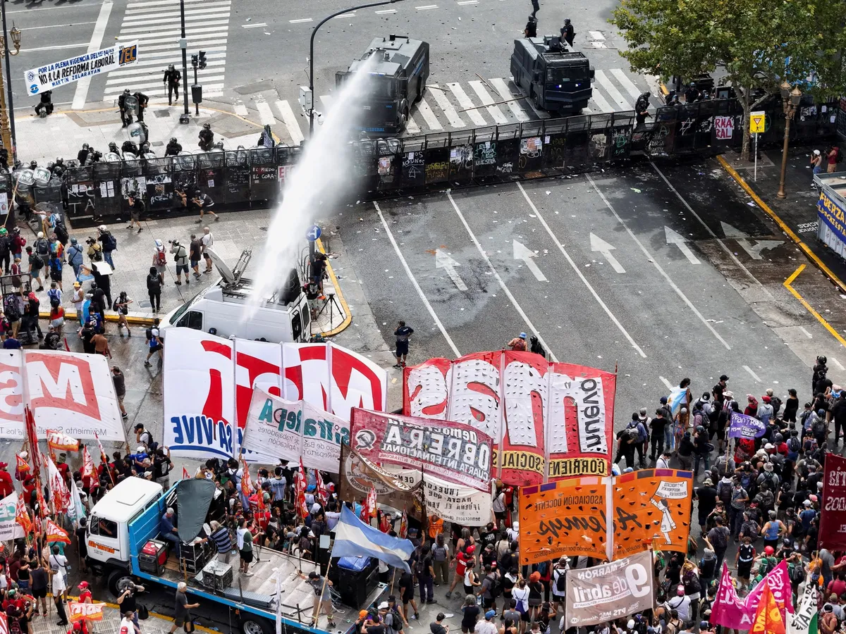 Protesters clash with police over bid to restrict Argentina’s labour rights