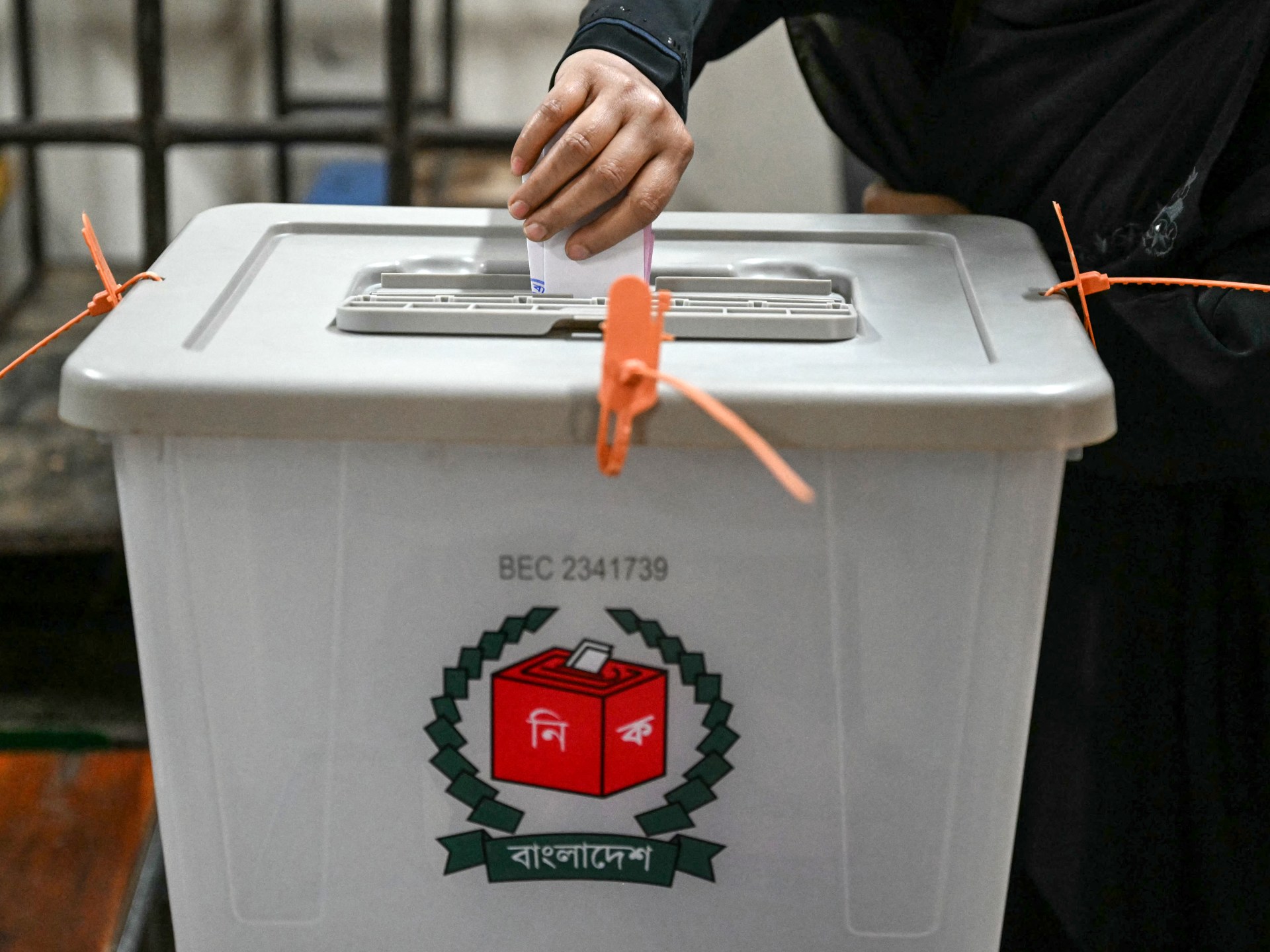 Key candidates cast their ballots in Bangladesh elections