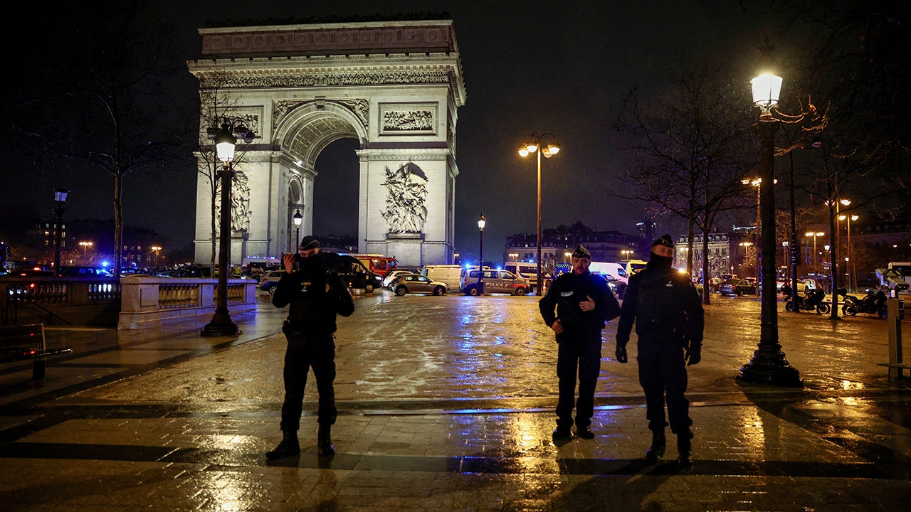 Terror convict, recently released, shot dead by Paris police after alleged knife attack near Arc de Triomphe
