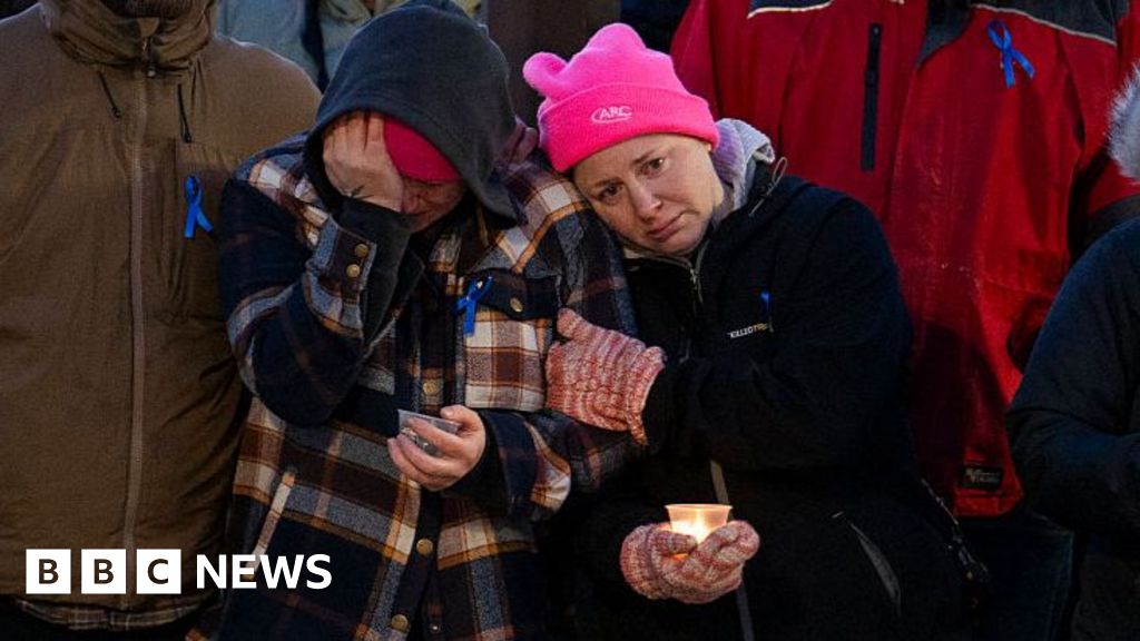 'Canadians are with you,' says PM at Tumbler Ridge vigil