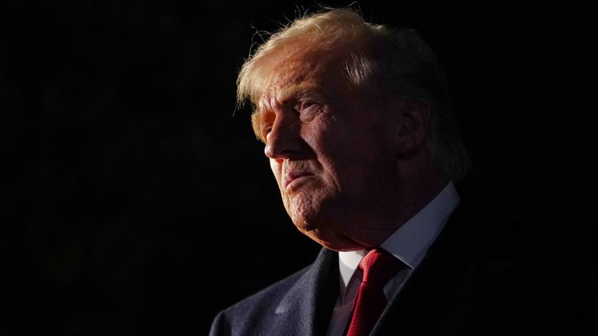 Trump sets off for first trip to Asia this term