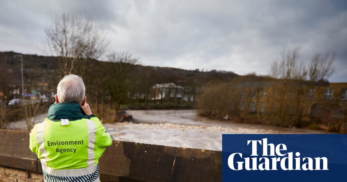 Ministers must end ‘barking mad’ restraints on civil service pay, union leader warns