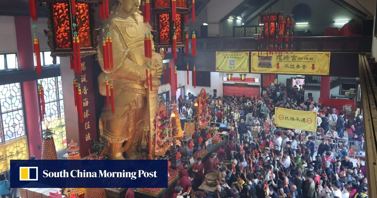 Crowds continue to flood Hong Kong attractions despite outbound travel surge