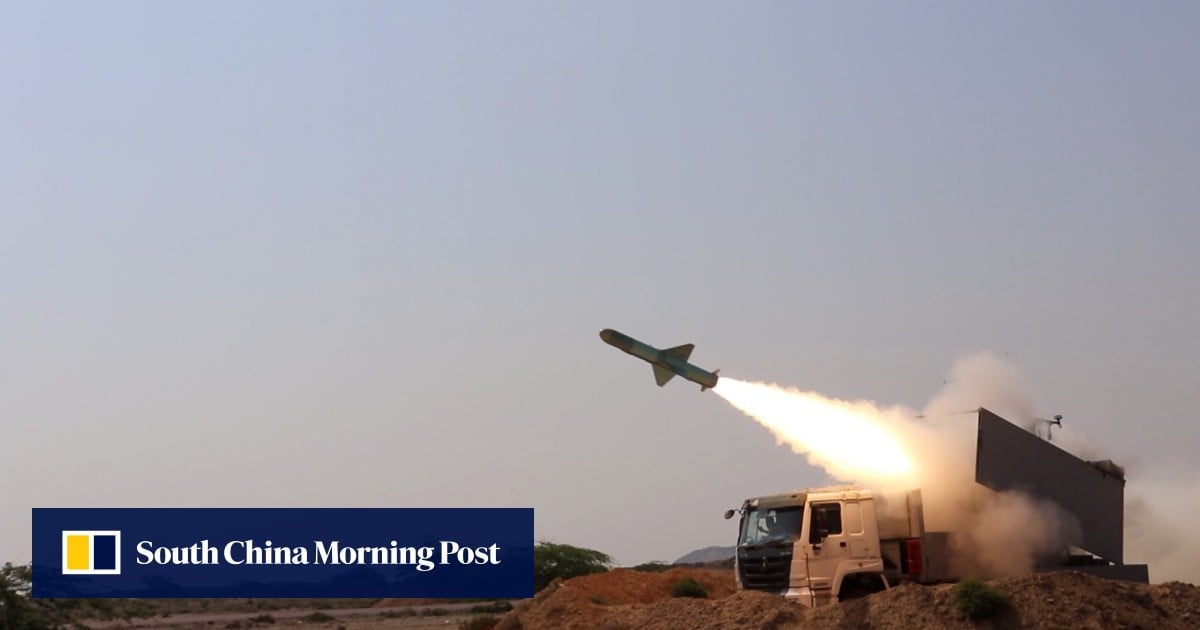 What would blocking the Strait of Hormuz mean for global oil and LNG shipments?