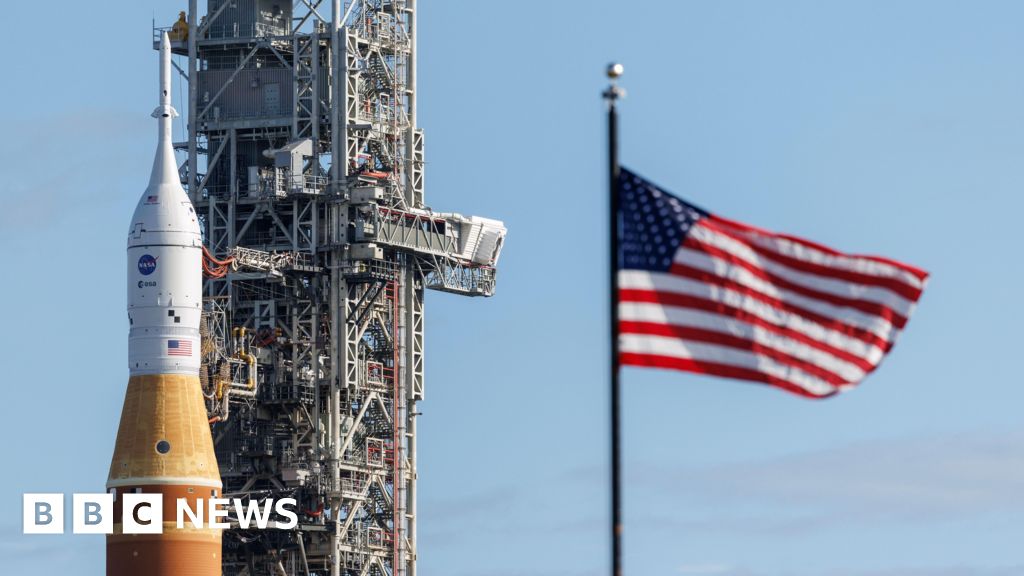 Nasa astronauts' moon mission likely to be delayed due to rocket issue