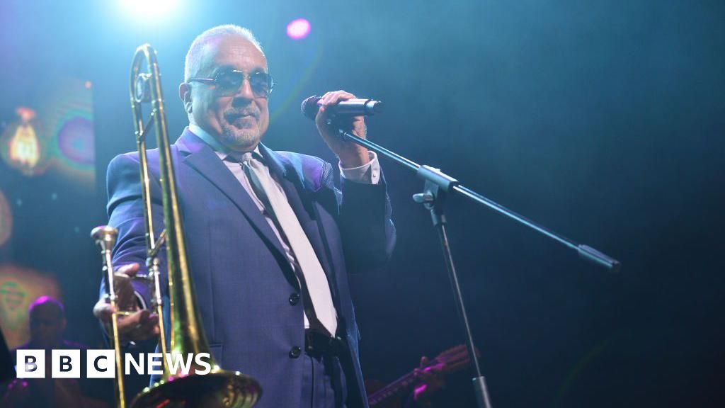 Willie Colón, trombonist who pioneered salsa music, dies aged 75