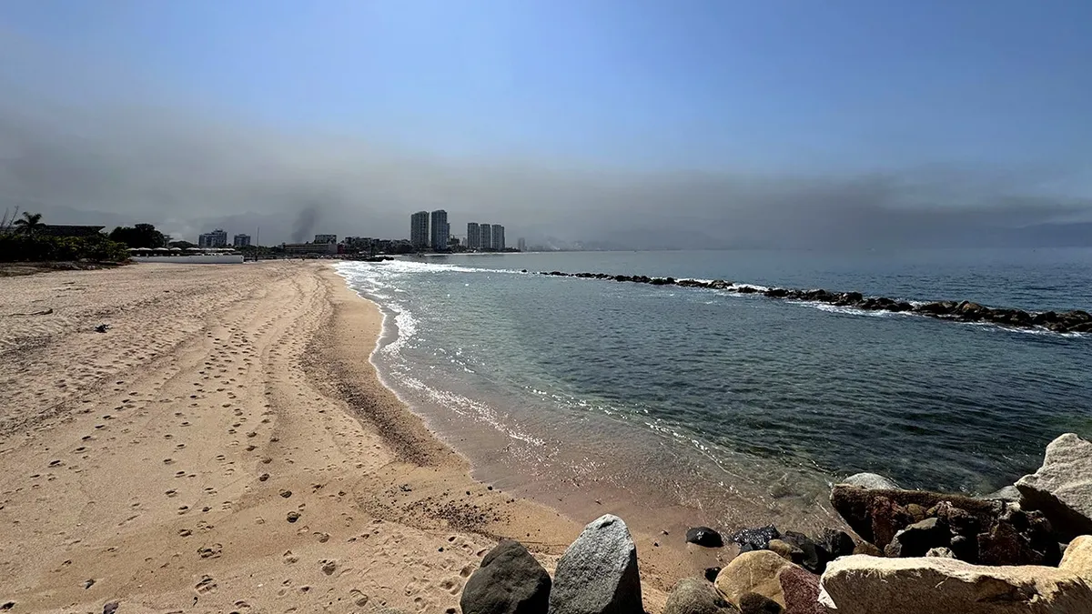 Tourists in Mexican seaside city told to stay on resort as government warns of ‘clashes’