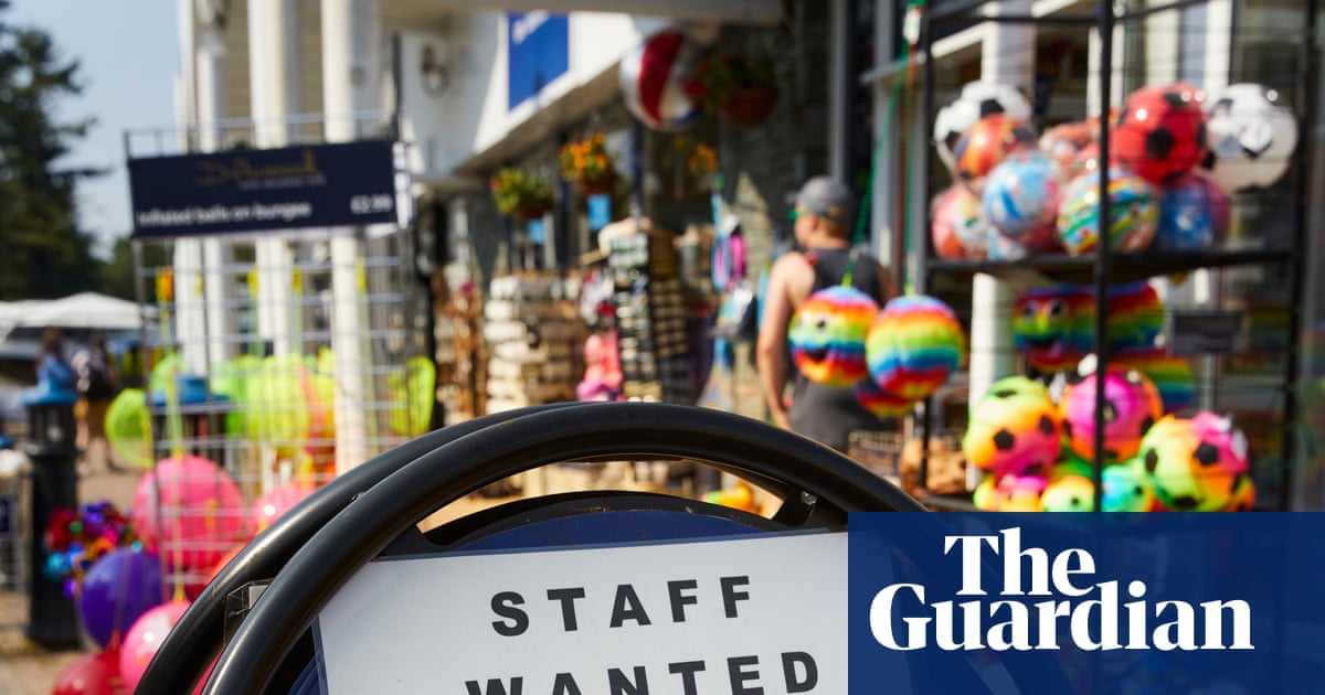 UK job vacancies ‘fall to lowest level since pandemic’