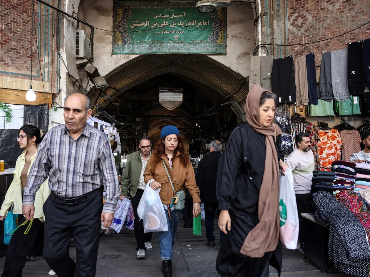 Which countries are urging citizens to leave Iran amid US threat of force?