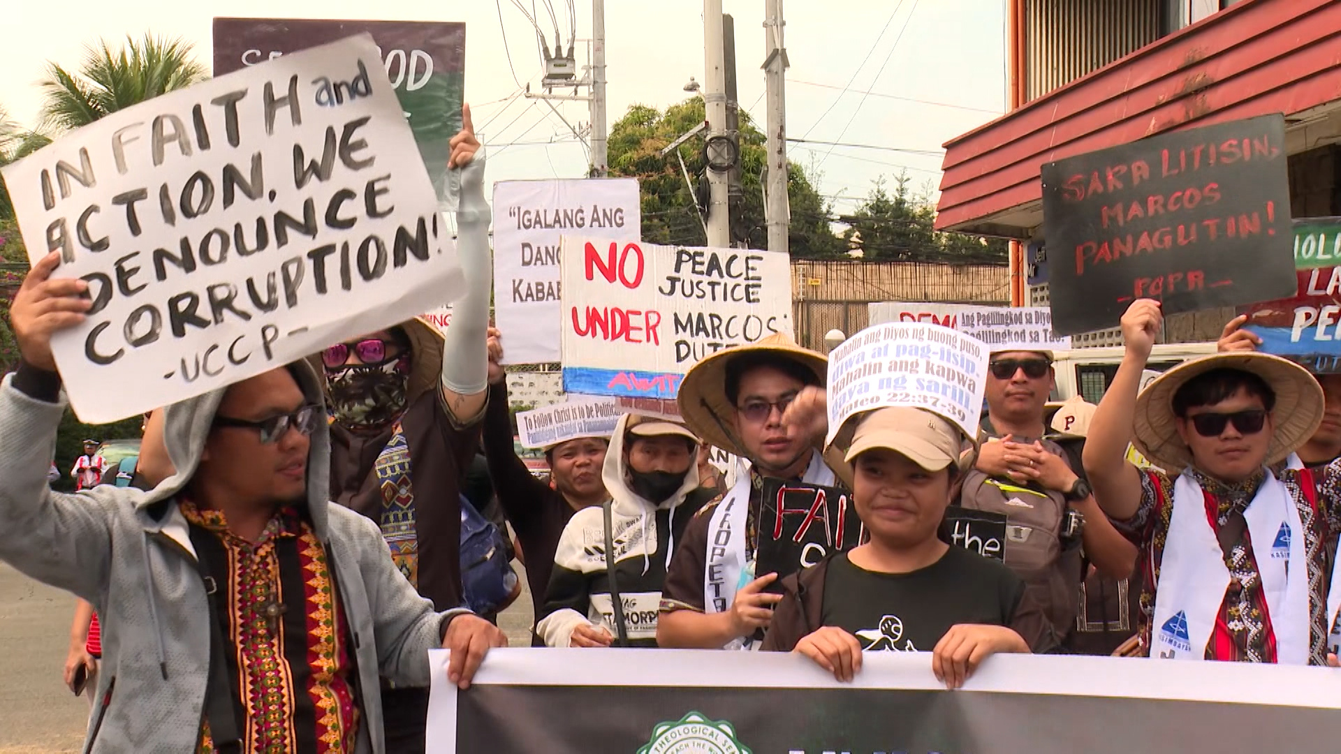 Thousands join Manila corruption protest on 40th anniversary of uprising