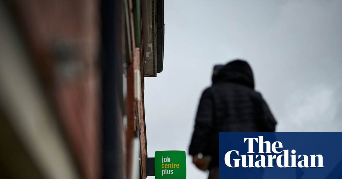 Number of young people in UK not in work or education rises closer to 1m