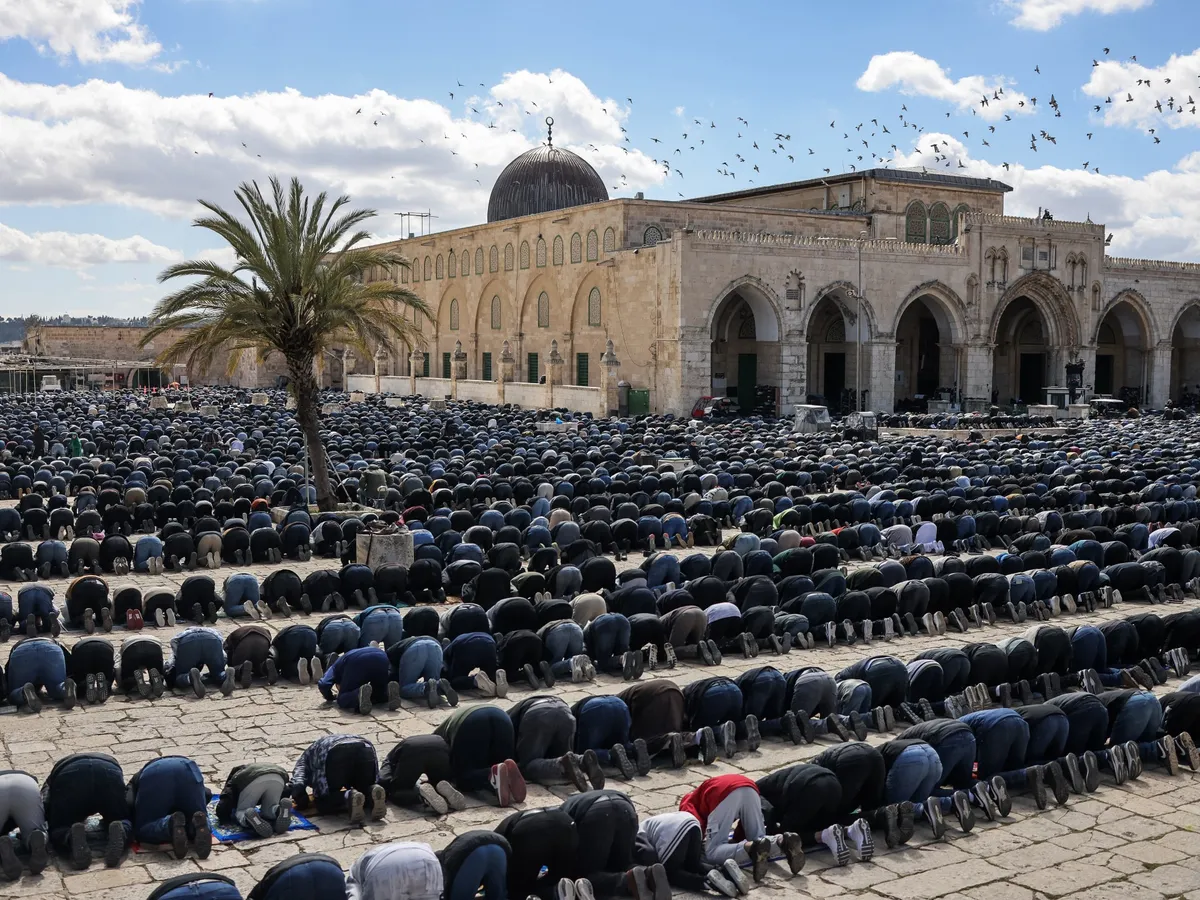 100,000 pray at Al-Aqsa amid Israeli restrictions on 2nd Friday of Ramadan