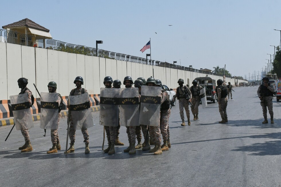 At least 6 killed as Shiites storm US Consulate in Pakistan over killing of Iran’s supreme leader