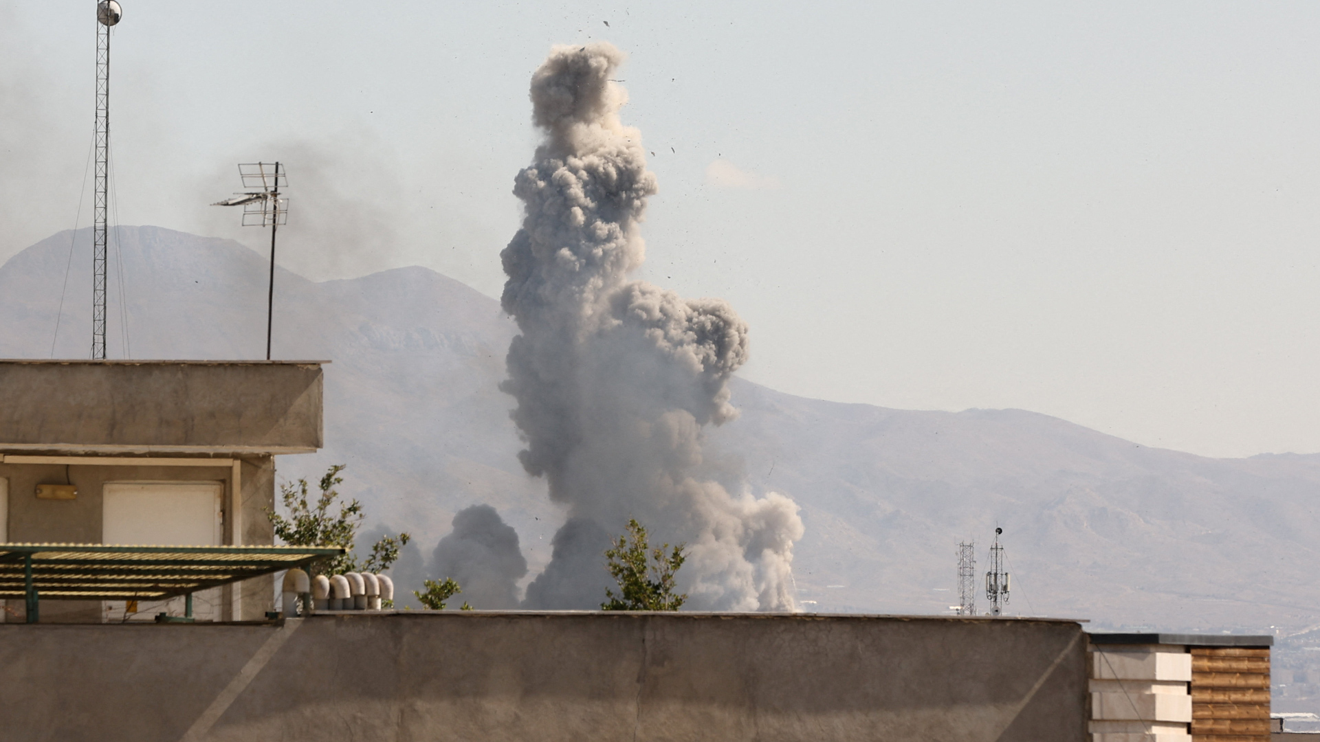 Video: Smoke rises above Tehran after latest US-Israeli attacks