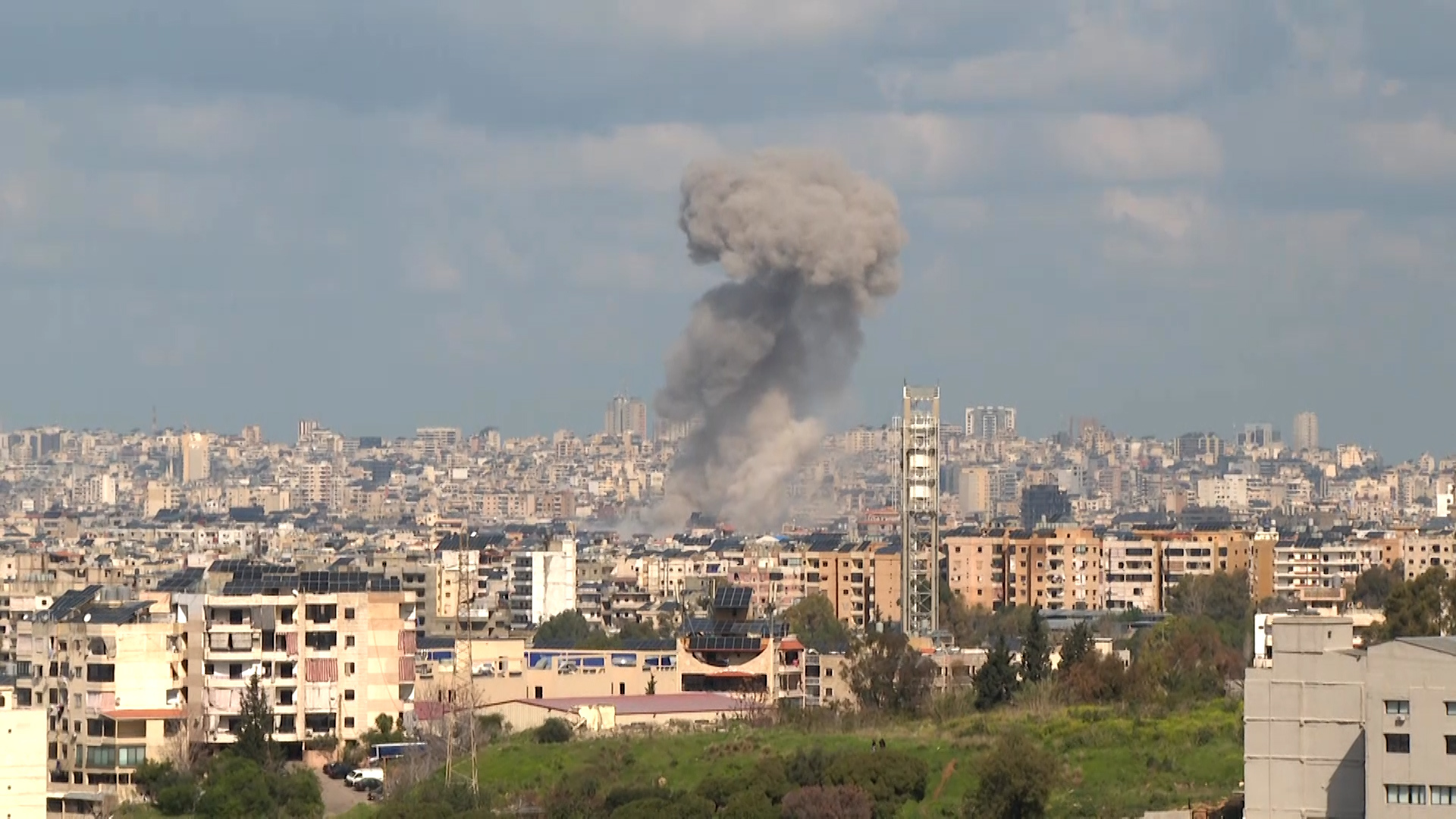 Israeli air attack hits Beirut during live report