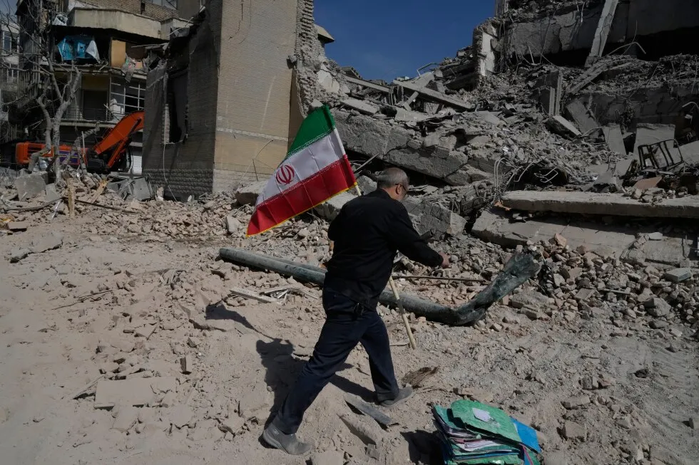 Iran launches new wave of attacks on Israeli and US bases while Israel begins new strikes in Lebanon