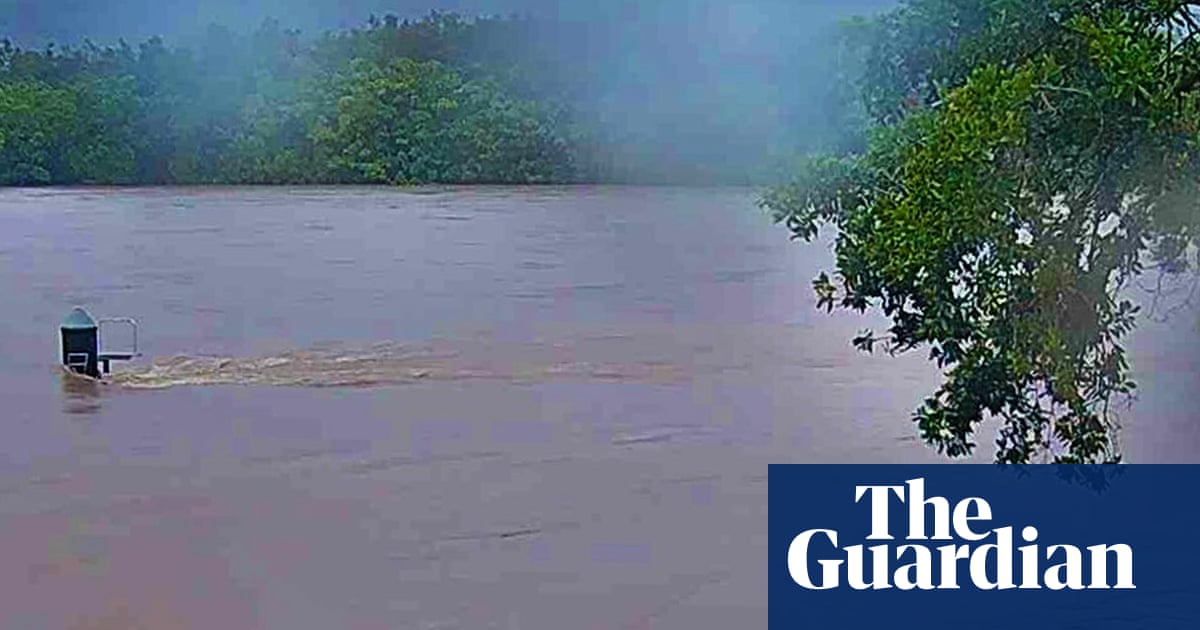 Far north Queensland residents told to seek higher ground as tropical low heads for coast