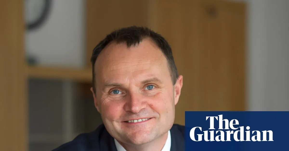 Vice-chancellor calls for review into student loans for those without A-levels