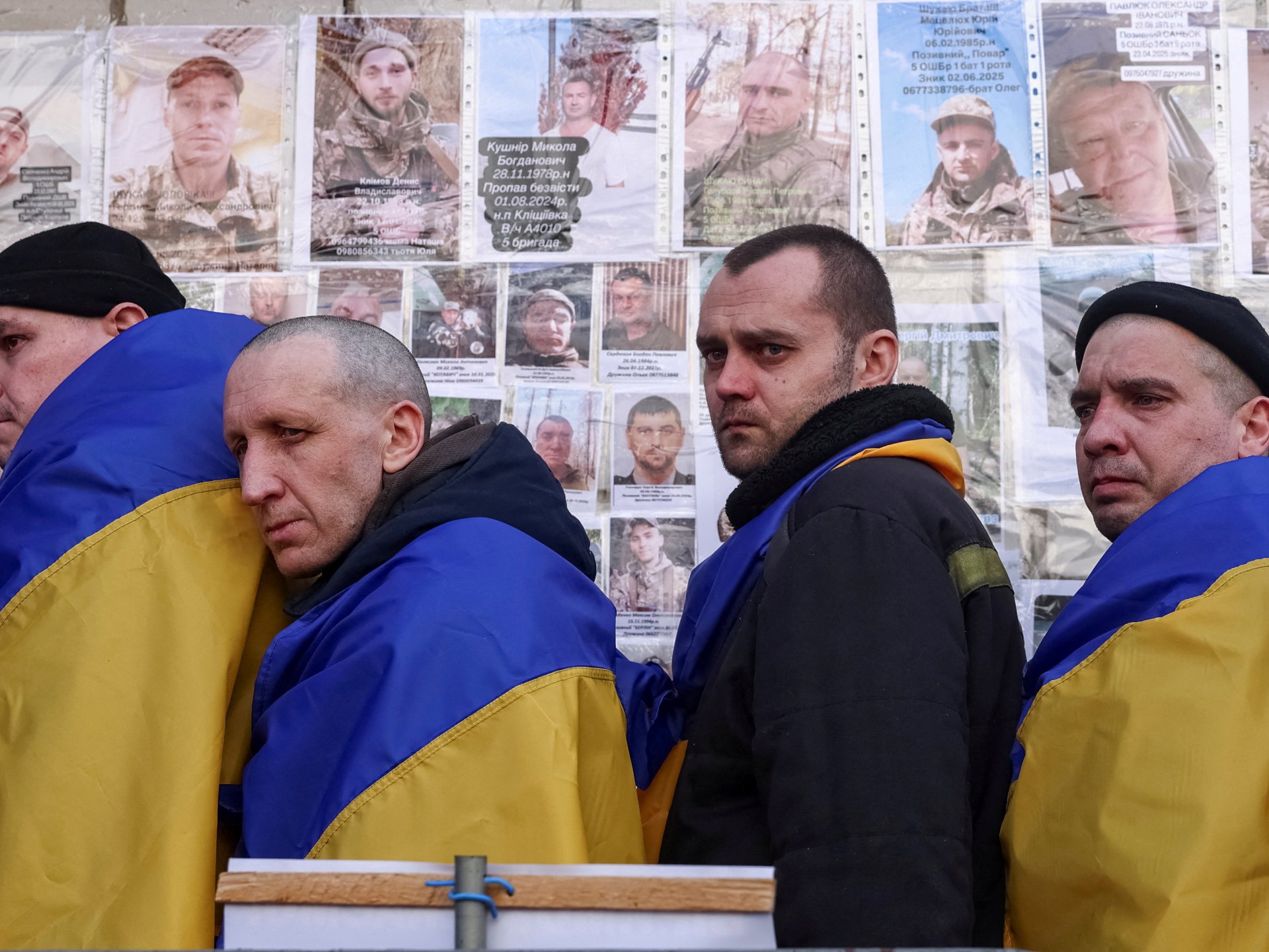 Zelenskyy visits front line as Ukraine and Russia swap 500 prisoners each
