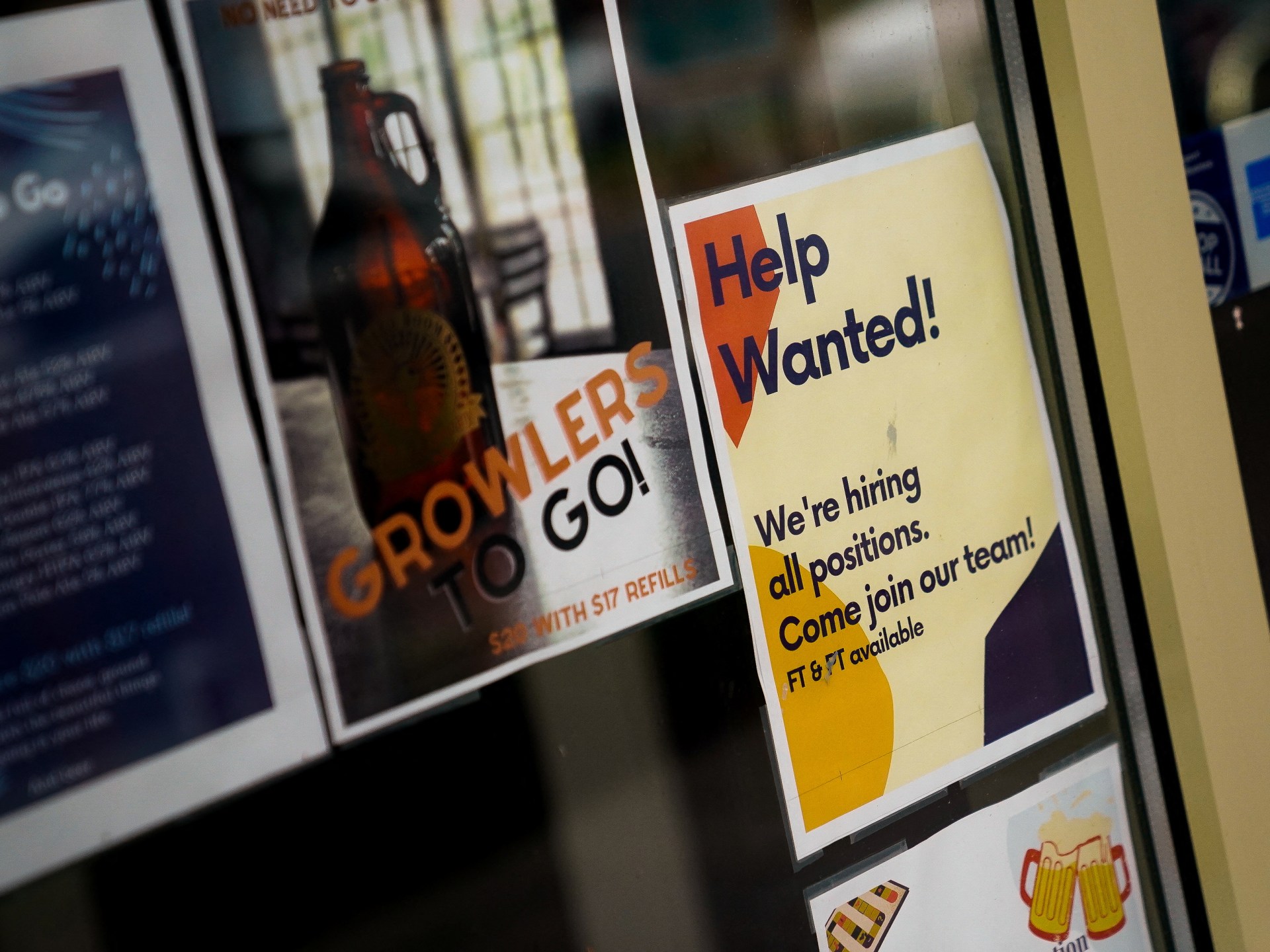 US job market stalls, unemployment rate rises before Fed decision