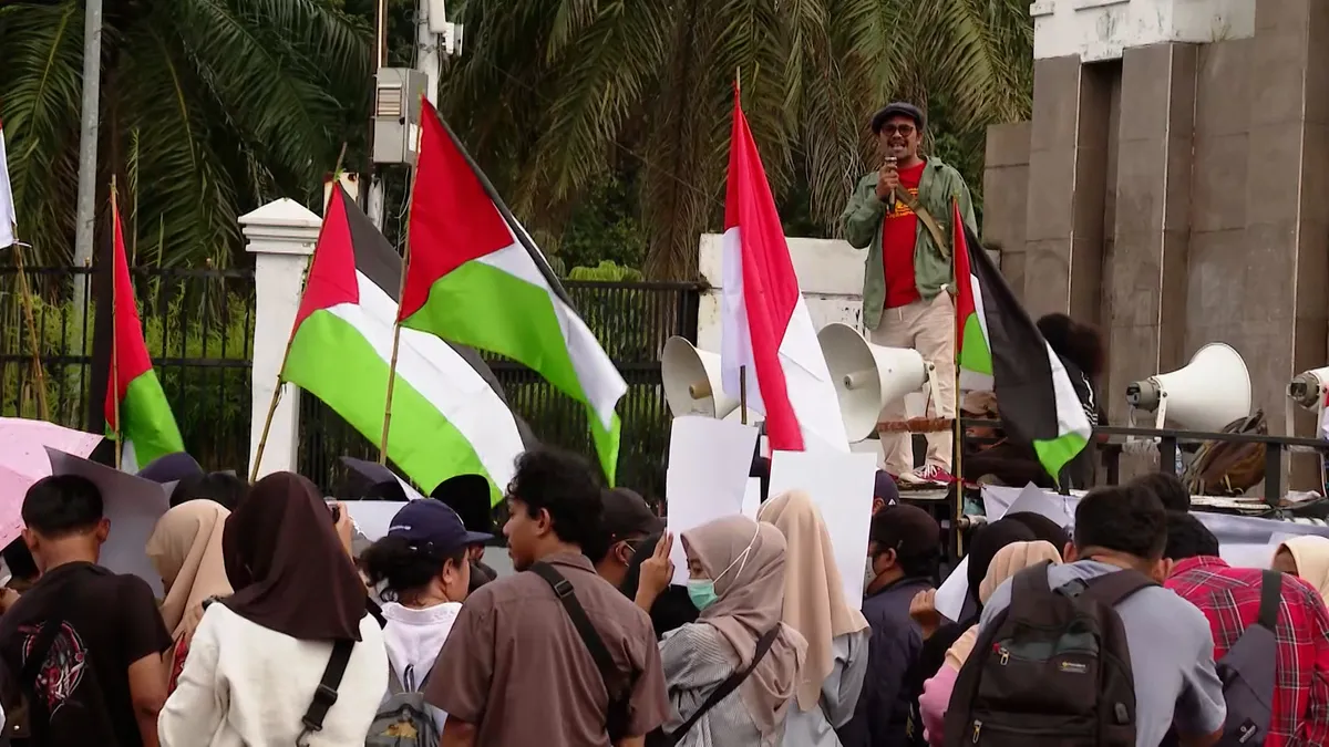 Indonesians protest Iran war, pressure president over US ties