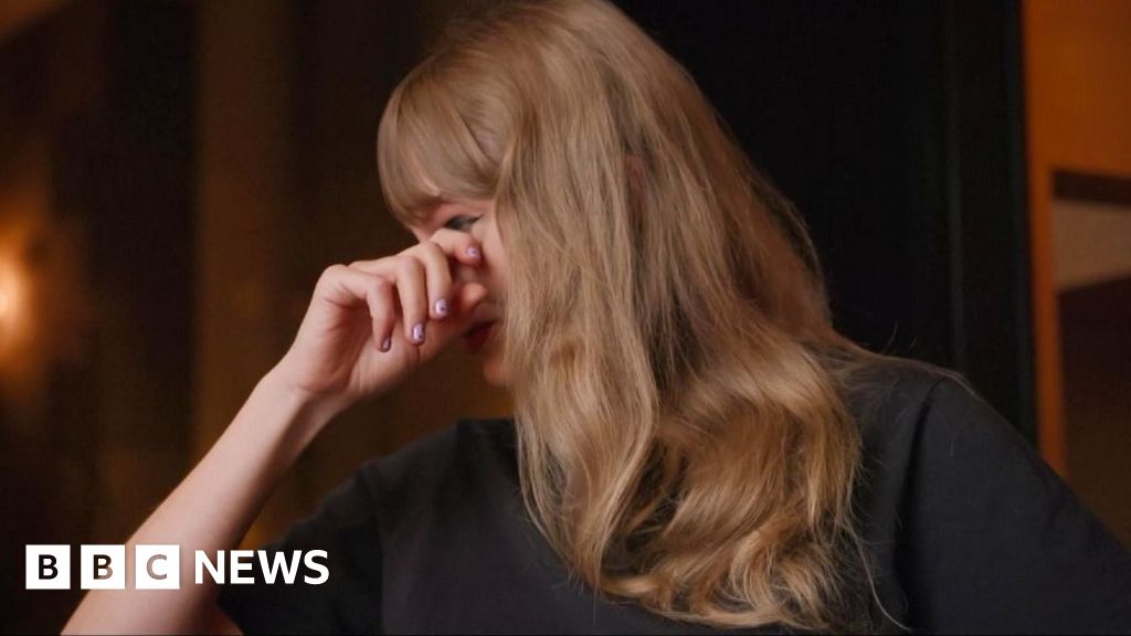 Taylor Swift shown breaking down in tears after she met UK attack families