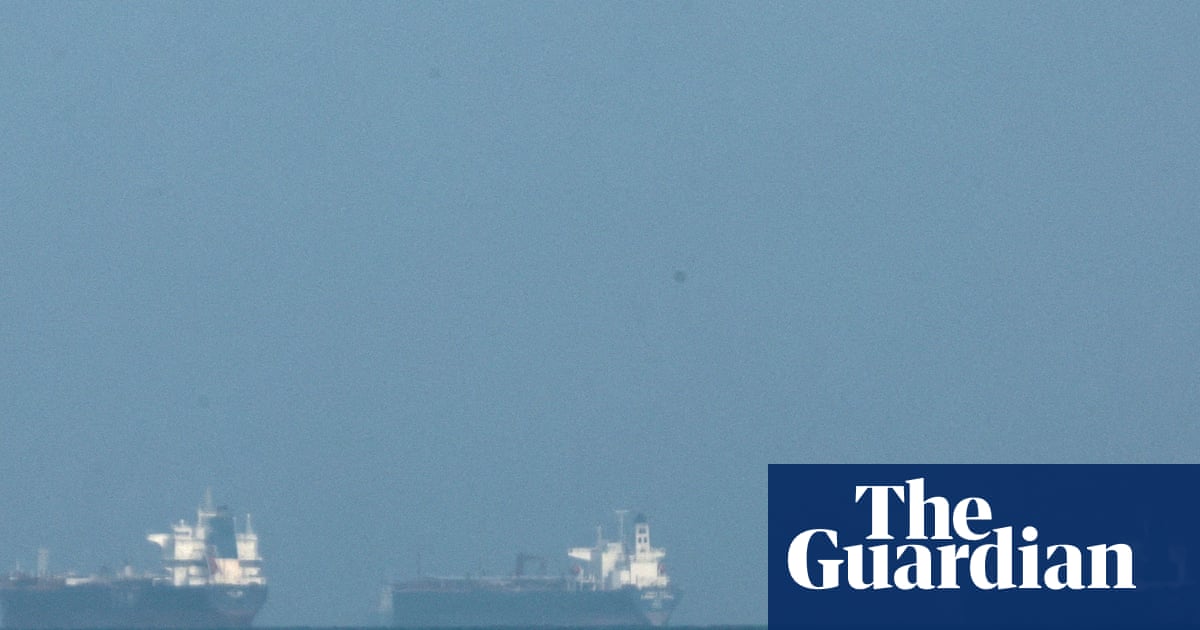 Trump’s ‘free flow of energy’ vow fails to restart shipping in strait of Hormuz