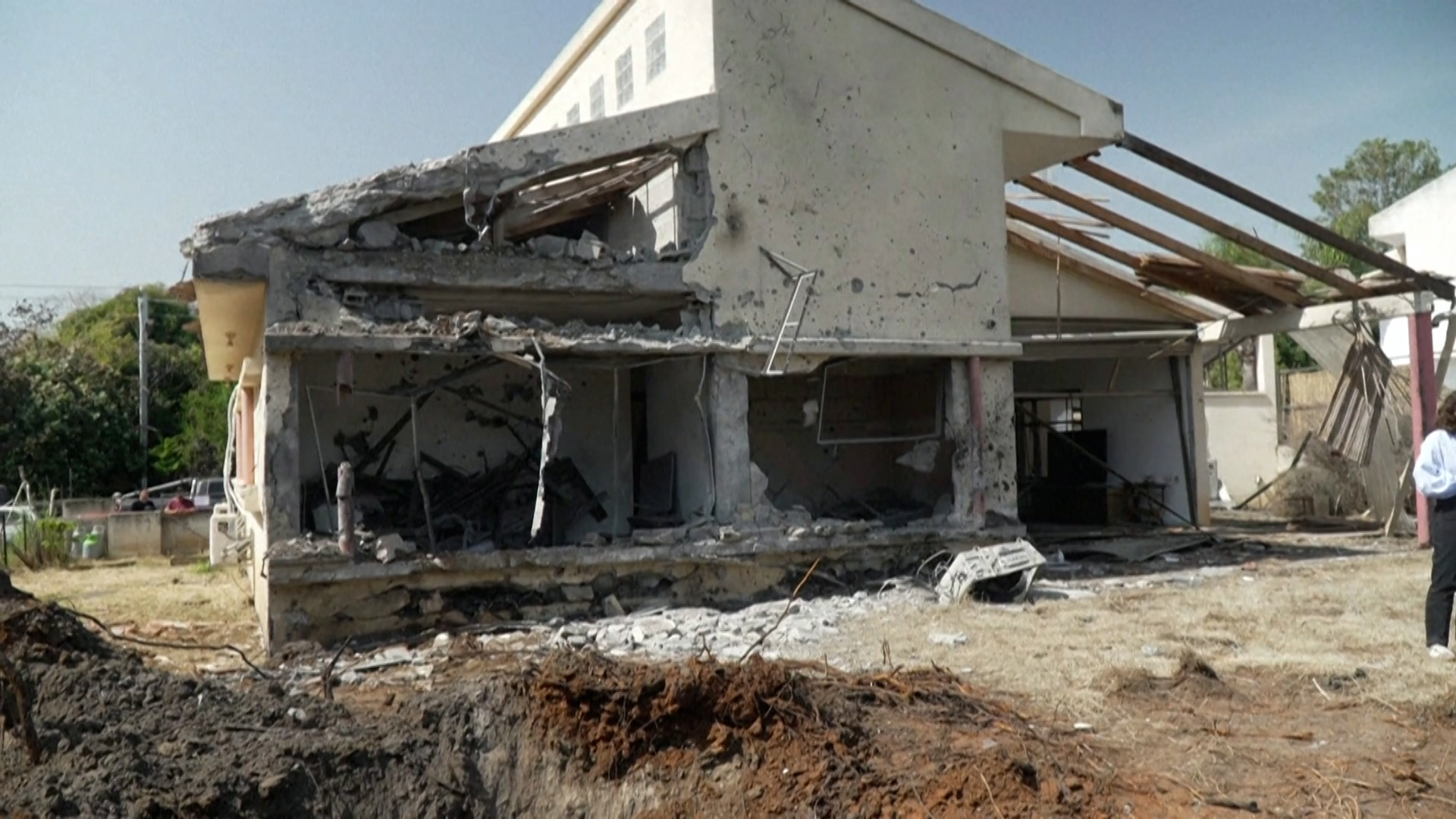 Air attack hits house in suburbs of Tel Aviv