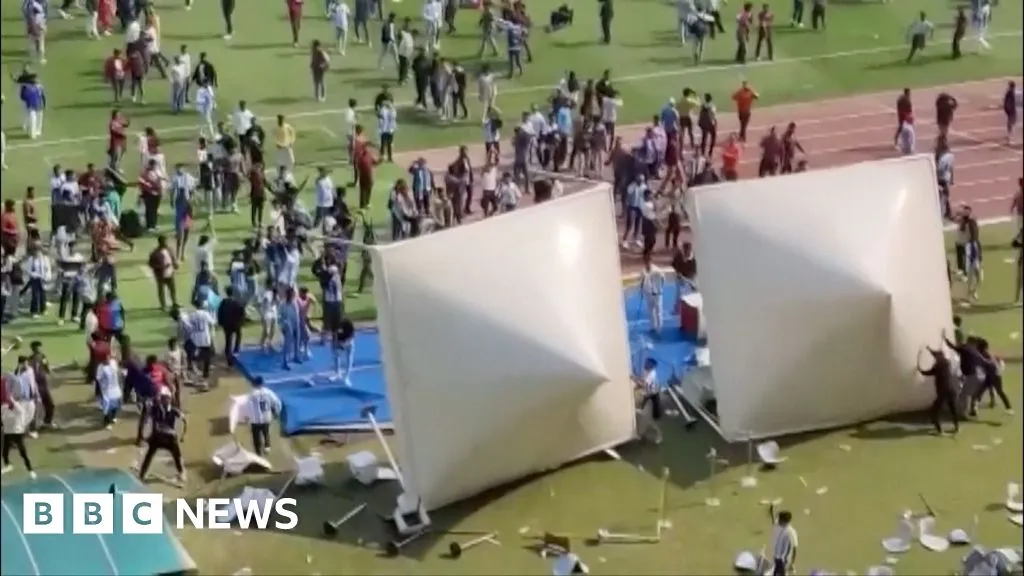 Watch: Furious fans invade pitch at Messi event in India