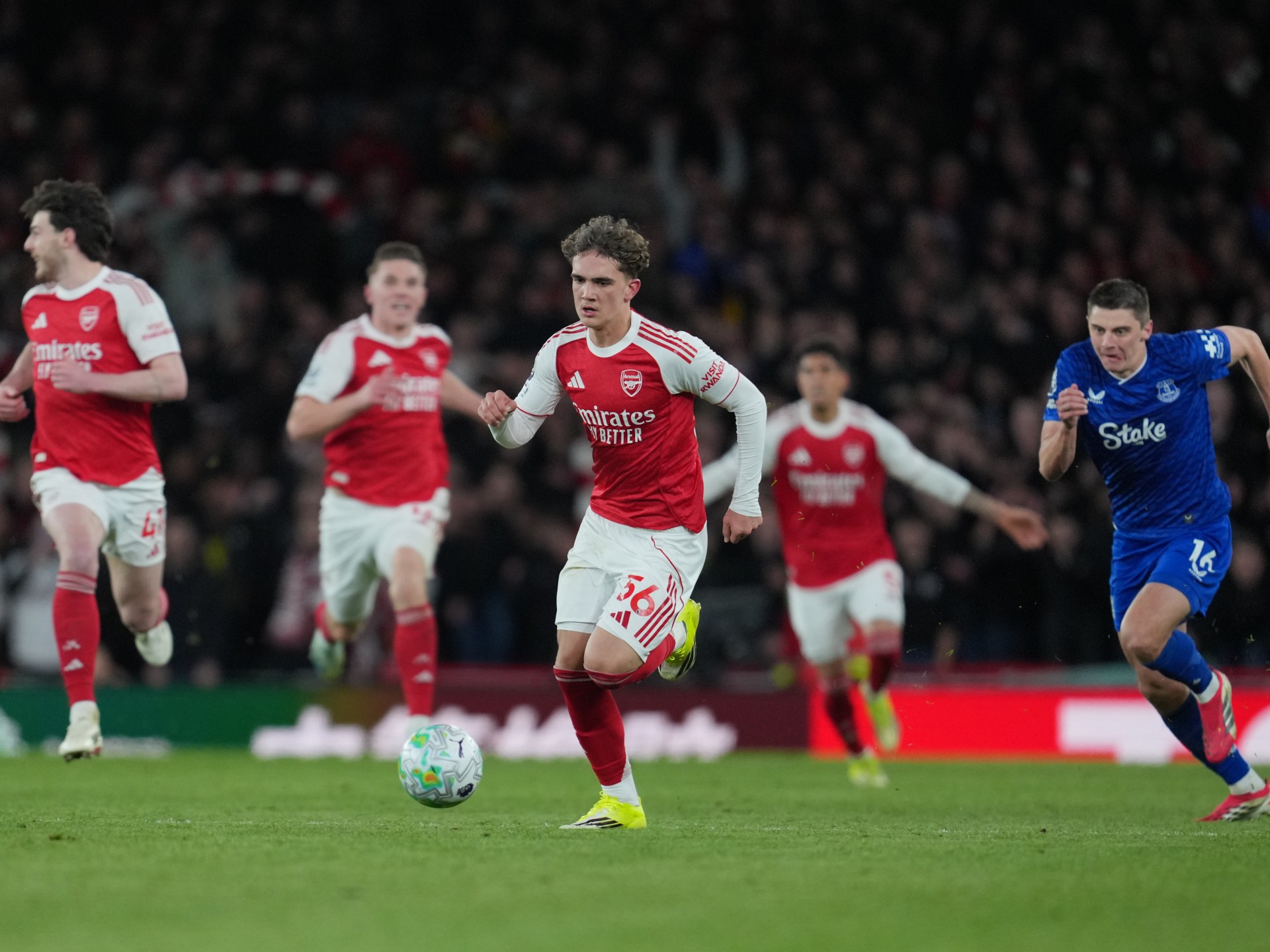 Arsenal beat Everton as Dowman makes Premier League history