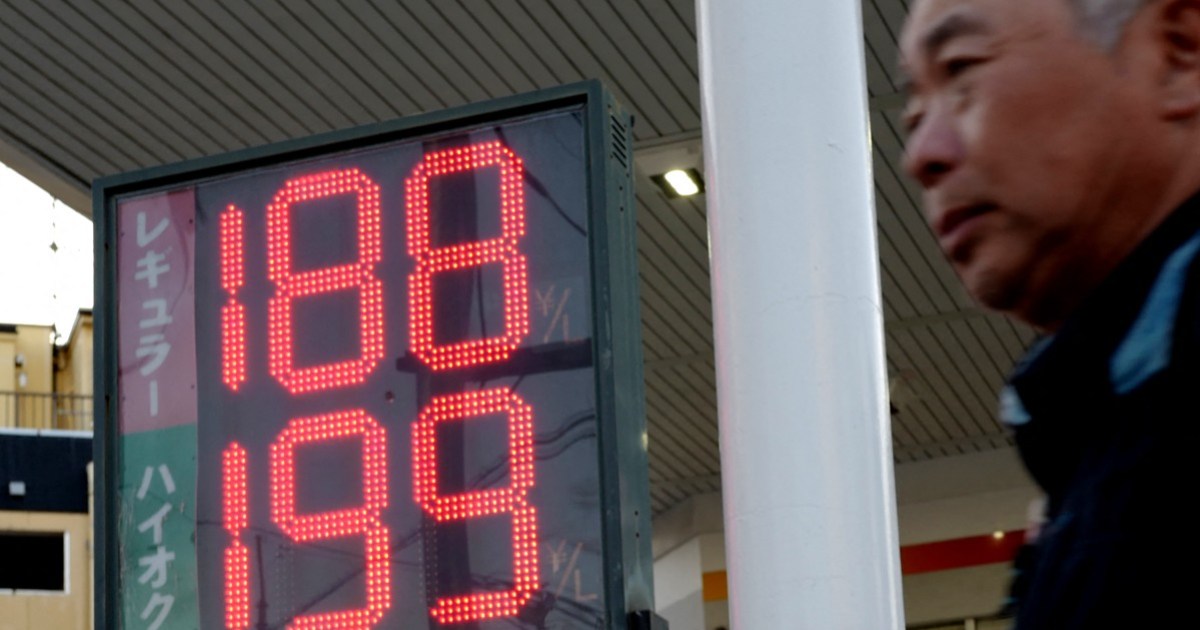 Oil prices keep rising as Trump seeks coalition to reopen Strait of Hormuz