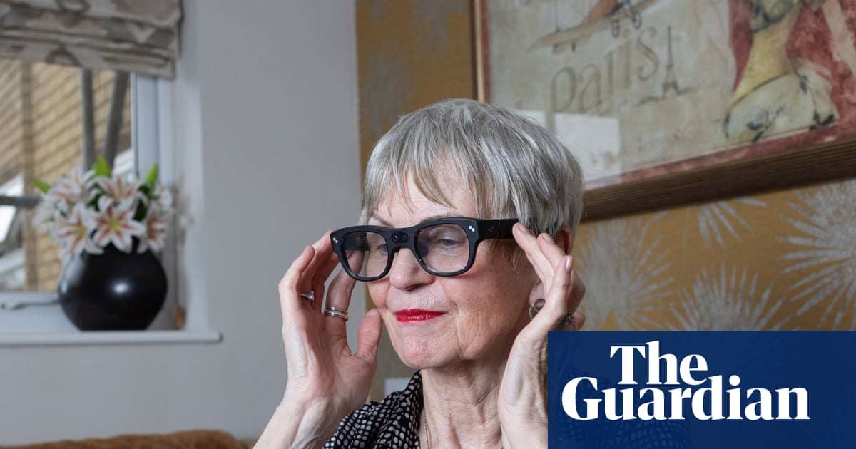 AI software for smart glasses wins £1m prize for technology to help people with dementia