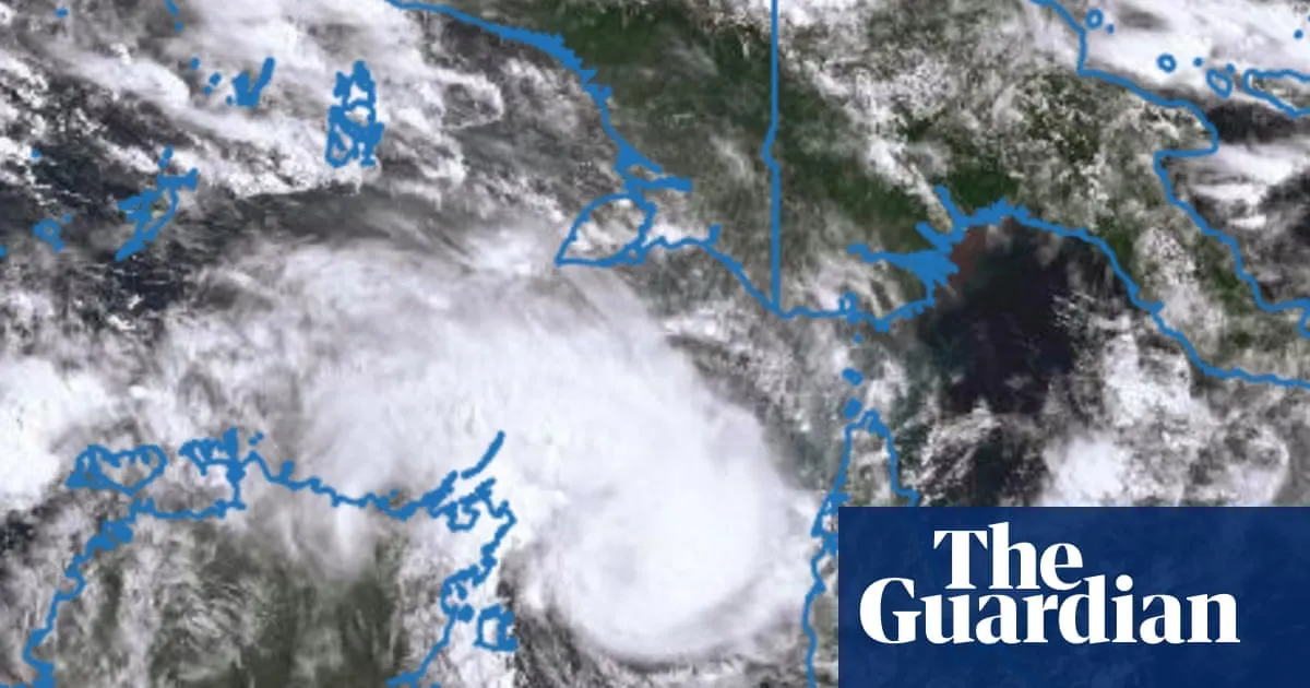 Around 500 people sheltering in Darwin school gym as Tropical Cyclone Narelle barrels towards NT coast