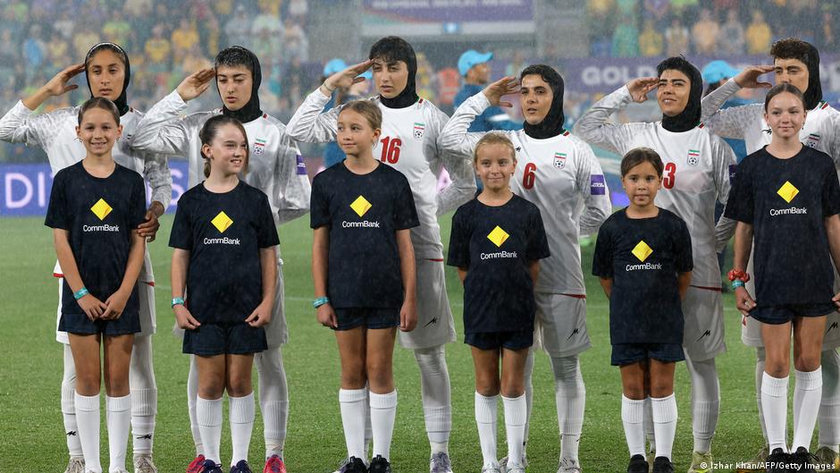 Irans Fußball-Frauen: Salut zur Hymne nach stillem Protest
