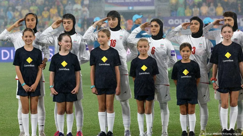 Irans Fußball-Frauen: Salut zur Hymne nach stillem Protest