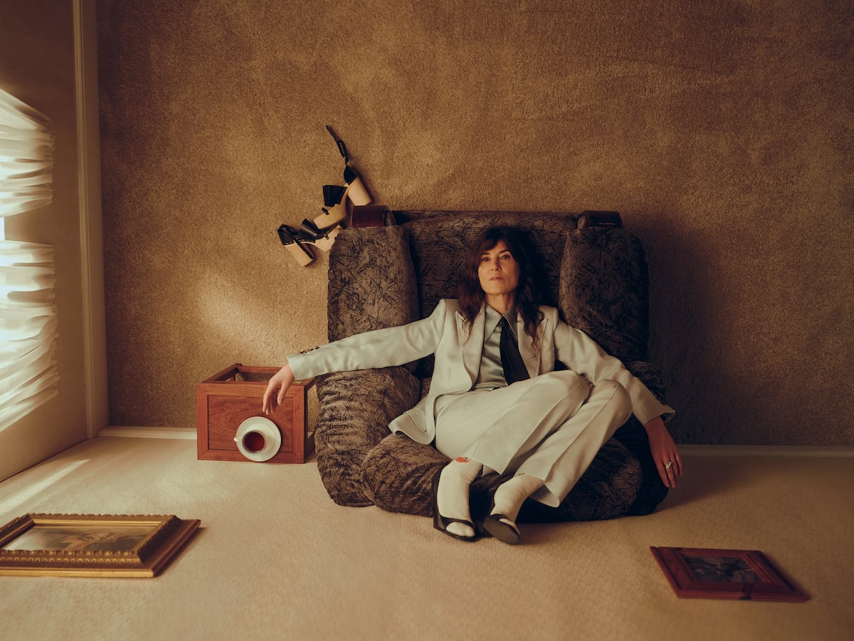 Bella Freud: “Lo malo del psicoanálisis es que intelectualizarlo todo puede ser muy cansado y no todo se puede resolver pensando”