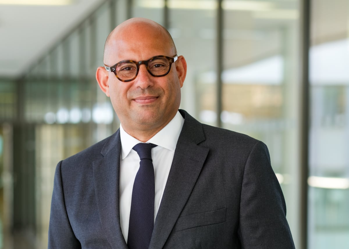 Simon Stiell, jefe de cambio climático de la ONU: “La guerra muestra la necesidad de acelerar la transición hacia las renovables”