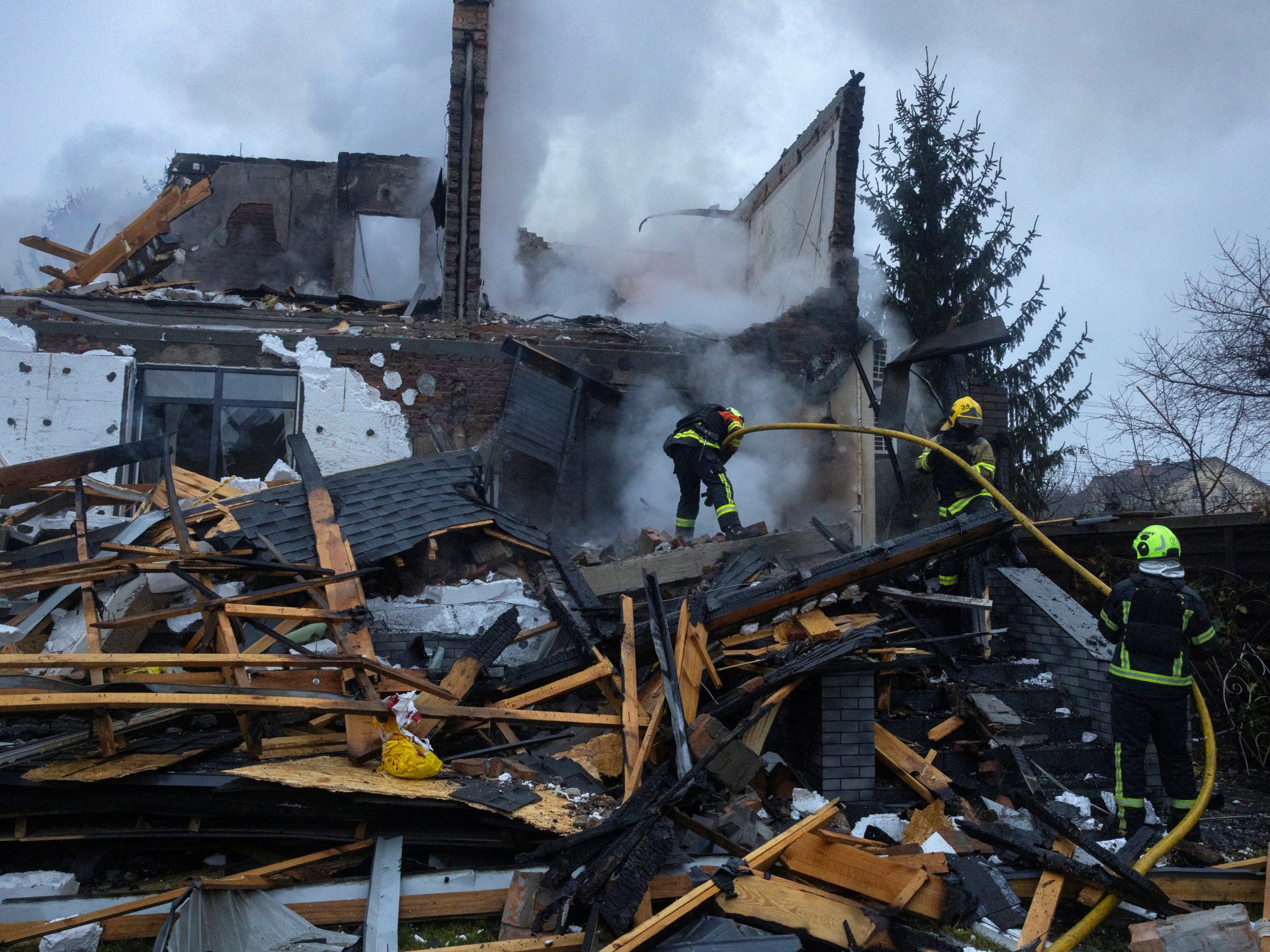 Russian strikes on Kyiv kill three as Ukraine envoys travel to US for talks