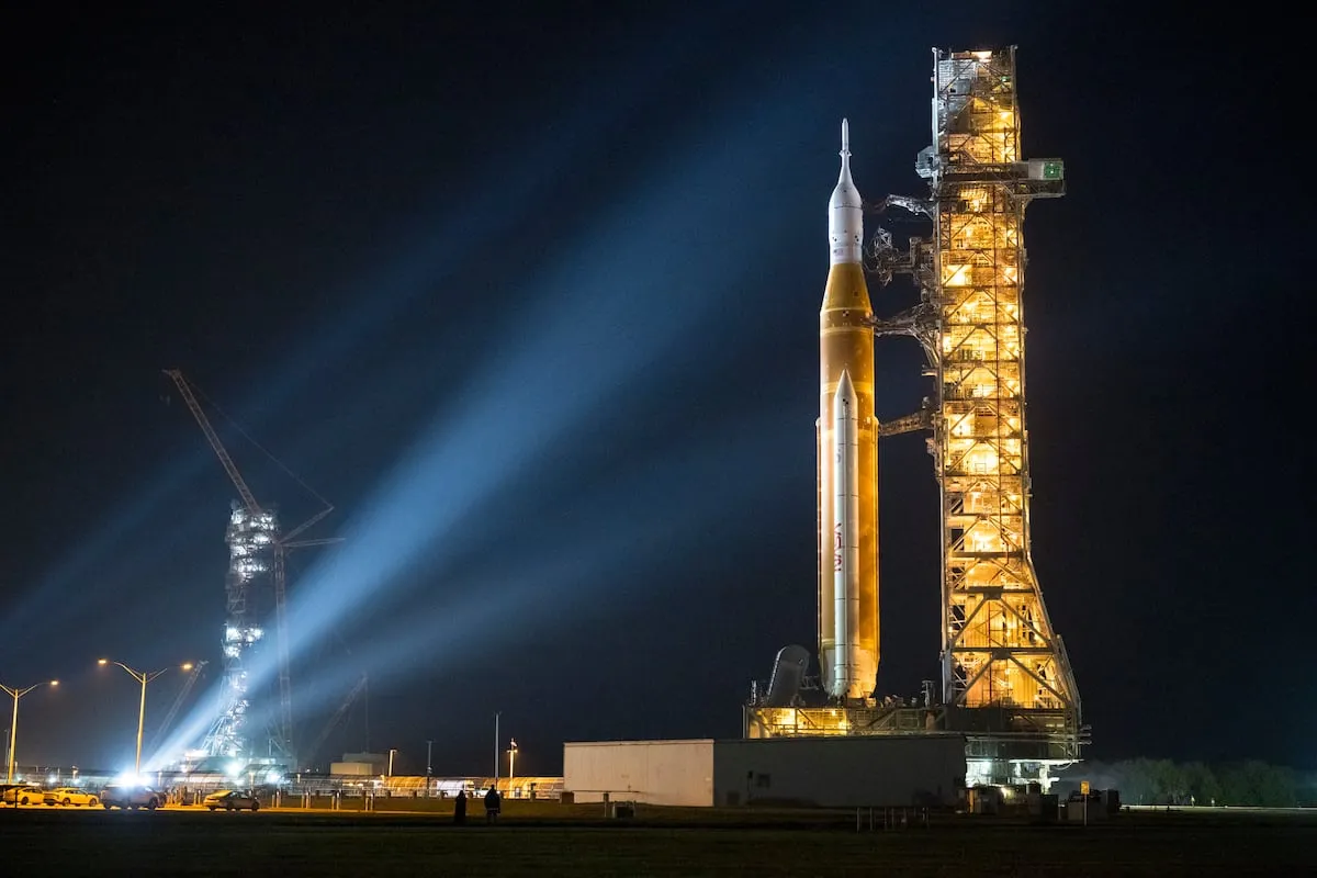 La NASA despliega el cohete más potente del mundo para enviar a la Luna a cuatro personas por primera vez en medio siglo 