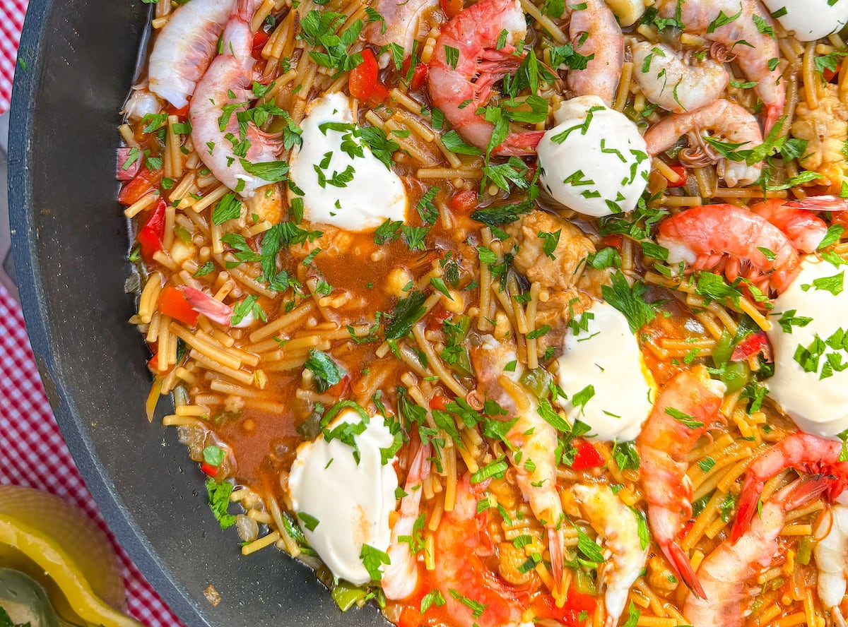Cómo hacer fideos caldosos de pescador, una alternativa fácil y económica a la fideuá 