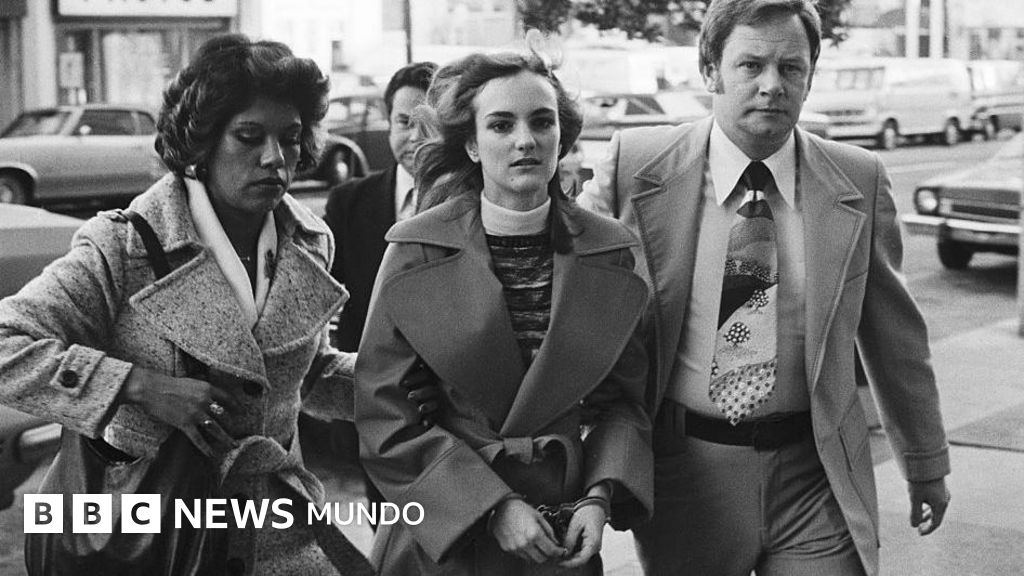 La rocambolesca historia de Patty Hearst, la rica heredera que fue secuestrada y se unió a la guerrilla de sus captores