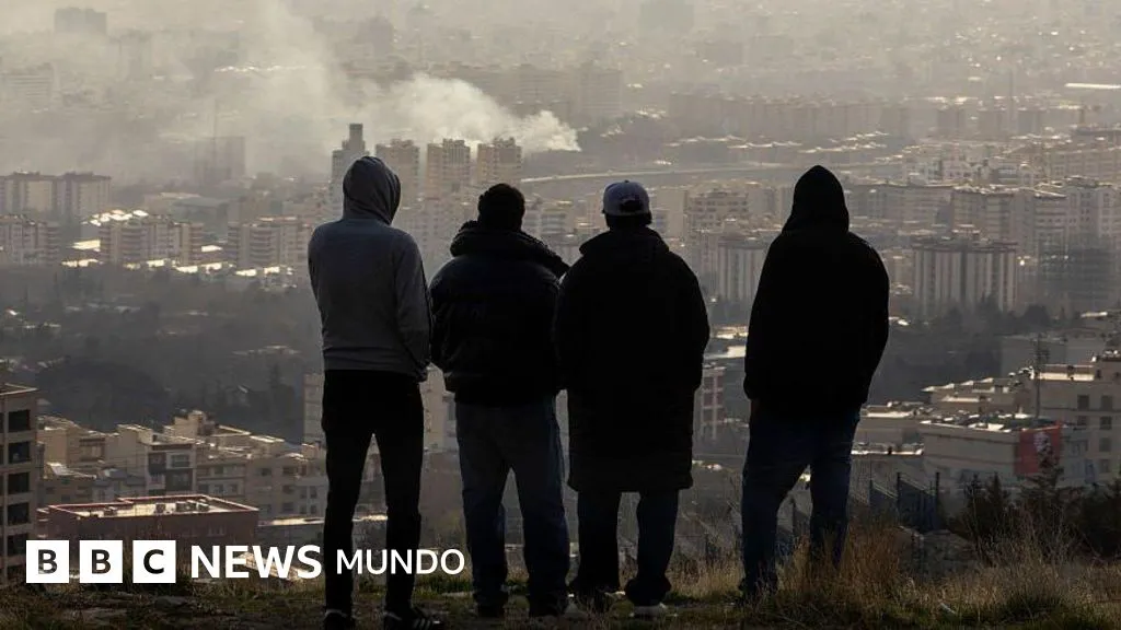 "Incluso el silencio es aterrador": el doble miedo que enfrentan los iraníes por la represión del régimen y los ataques aéreos de EE.UU. e Israel